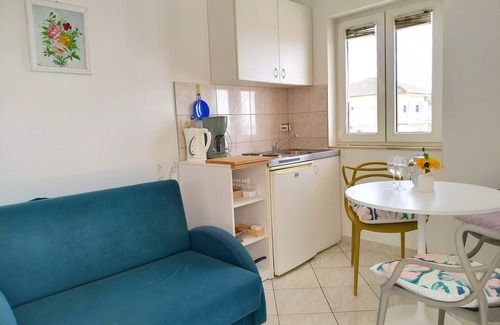 Jesenice Apartment | One bedroom apartment with terrace and sea view Sumpetar, Omiš (A-11798-a)
