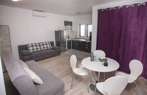 Jesenice Apartment | One bedroom apartment with terrace and sea view Sumpetar, Omiš (A-14941-a)