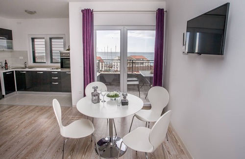 Jesenice Apartment | One bedroom apartment with terrace and sea view Sumpetar, Omiš (A-14941-a)