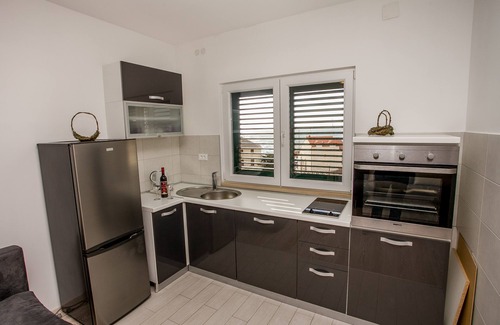 Jesenice Apartment | One bedroom apartment with terrace and sea view Sumpetar, Omiš (A-14941-a)