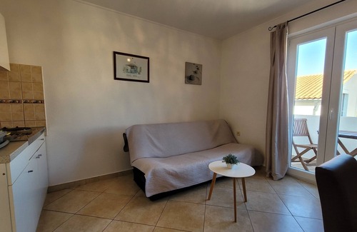 Municipality of Omisalj Apartment | One bedroom apartment with balcony and sea view Omišalj, Krk (A-19410-b)