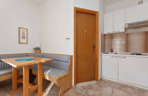 Sumartin Apartment | One bedroom apartment near beach Sumartin, Brač (A-12036-a)