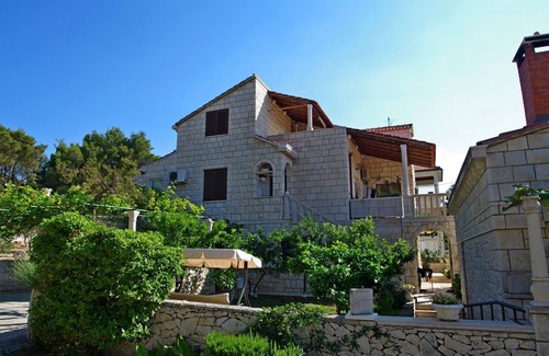 Sumartin Apartment | One bedroom apartment near beach Sumartin, Brač (A-12036-a)