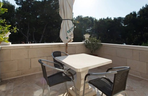Sumartin Apartment | One bedroom apartment near beach Sumartin, Brač (A-12036-a)