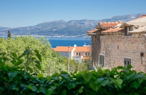 Supetar Apartment | One bedroom apartment with terrace and sea view Supetar, Brač (A-22123-b)
