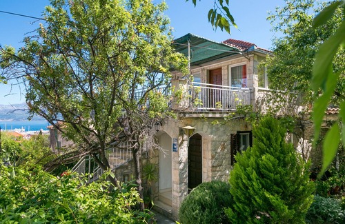 Supetar Apartment | One bedroom apartment with terrace and sea view Supetar, Brač (A-22123-b)