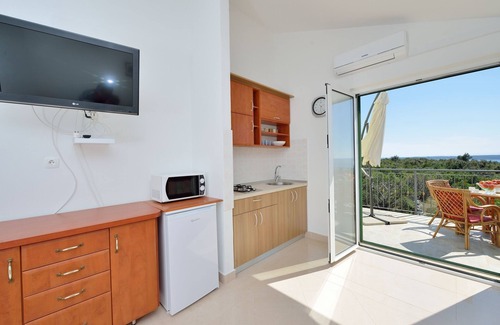 Vinisce Apartment | One bedroom apartment with terrace and sea view Cove Ljubljeva, Trogir (A-18371-a)
