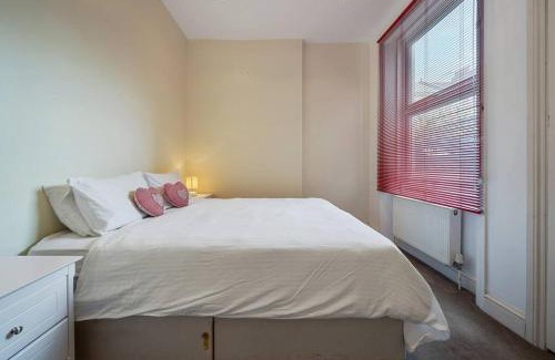Harrow Road Apartment | One-bedroom apartment in Queen's Park