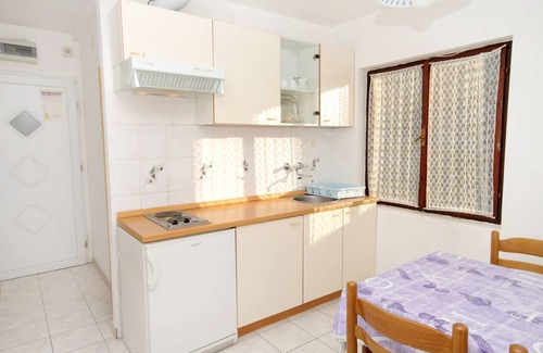 Vinisce Apartment | One bedroom apartment near beach Vinišće, Trogir (A-5982-b)