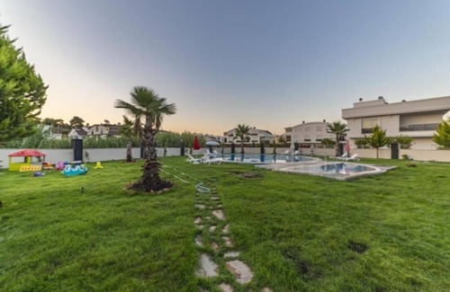 Lara House | One-Bedroom Apartment 1 bed 2 sofa beds