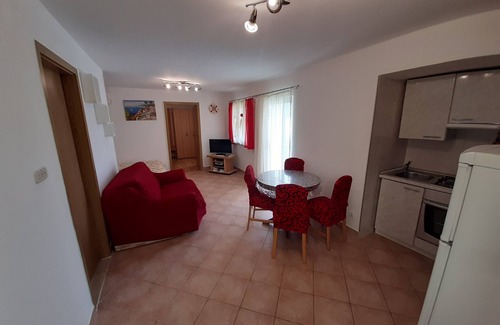 Vinisce Apartment | One bedroom apartment with balcony and sea view Vinišće, Trogir (A-6117-b)