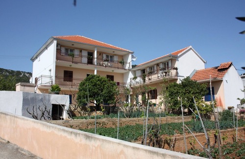 Vinisce Apartment | One bedroom apartment with balcony and sea view Vinišće, Trogir (A-6117-b)
