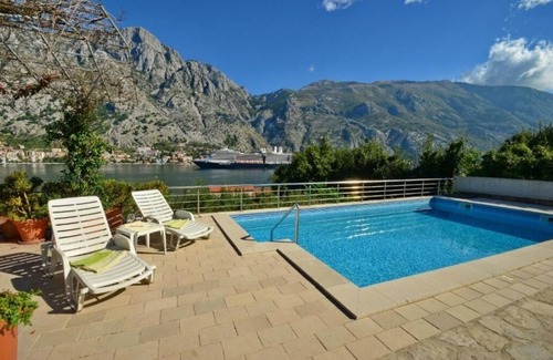 Muo Apartment | One-Bedroom Apartment with Pool and Sea View