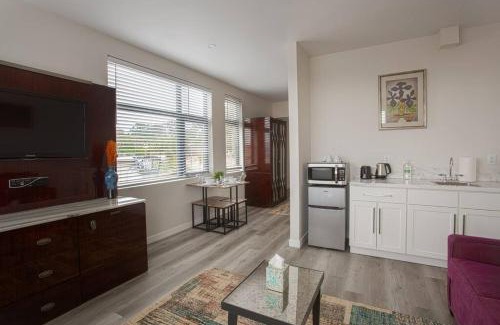 Bankers Hill Hotel | One Bedroom Apartment with Luxurious Furnitures