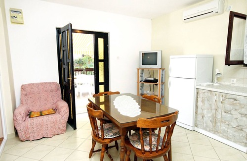 Molat Apartment | One bedroom apartment with terrace and sea view Brgulje, Molat (A-6241-b)