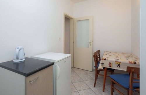 Omis Apartment | One bedroom apartment with balcony and sea view Duće, Omiš (A-18155-a)