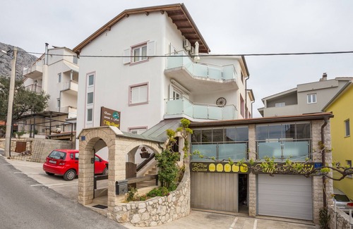 Tice Apartment | One bedroom apartment with terrace and sea view Nemira, Omiš (A-2781-b)