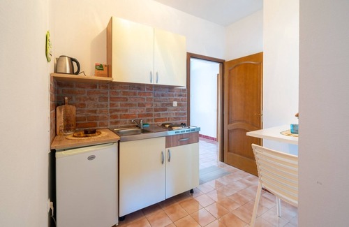Lun Apartment | One bedroom apartment with terrace and sea view Lun, Pag (A-19358-d)