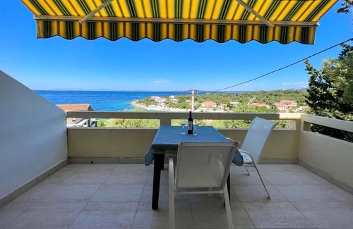 Lun Apartment | One bedroom apartment with terrace and sea view Lun, Pag (A-19358-d)