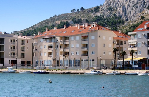 Omis Apartment | One bedroom apartment with balcony and sea view Omiš (A-6073-a)