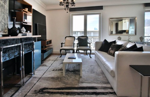 Green Point Apartment | One Bedroom Apartment with Mountain Views