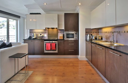 Green Point Apartment | One Bedroom Apartment with Mountain Views