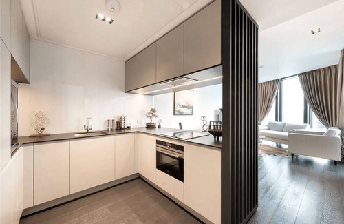 Canary Wharf Apartment | One-Bedroom Balcony Apartment City View