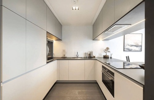 Canary Wharf Apartment | One-Bedroom Balcony Apartment City View
