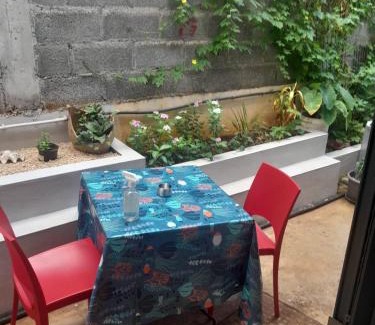 Midlands Apartment | One-bedroom beach apartment, aircon,pool,WIFI