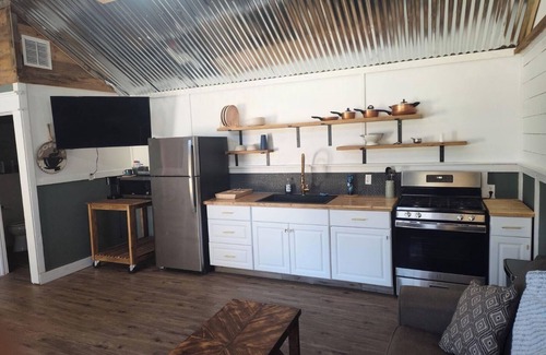 Leakey Cabin | One bedroom cabin minutes from the Frio River and Garner State Park!