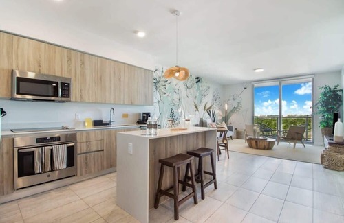 Northeast Miami Condo | One Bedroom Condo King Bed With City Views