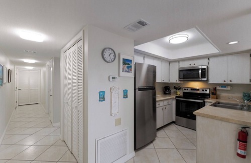 Holmes Beach Condo | One Bedroom Condo at Beachfront Resort!