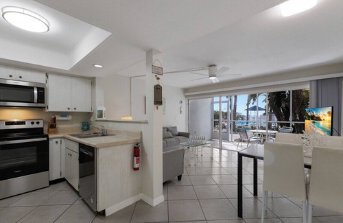 Holmes Beach Condo | One Bedroom Condo at Beachfront Resort!
