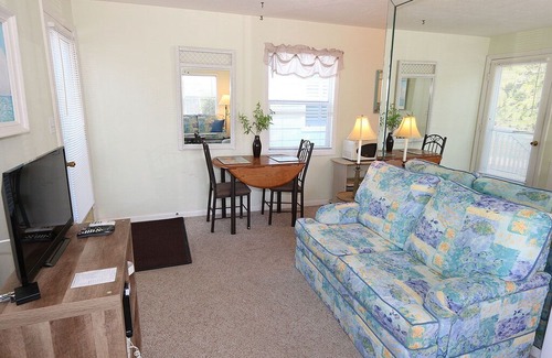 Sanibel Cottage | One Bedroom Cottage with Deeded Beach Access - Duggers Tropical Village 3