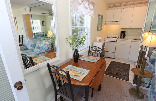 Sanibel Cottage | One Bedroom Cottage with Deeded Beach Access - Duggers Tropical Village 3