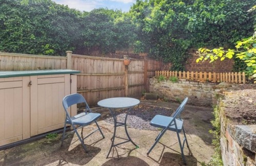 Greenwich West Apartment | One bedroom flat with Garden