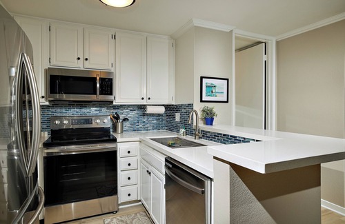Townsite Condo | One-Bedroom Haven with Beautiful Peek Ocean Views and Lush Gardens!