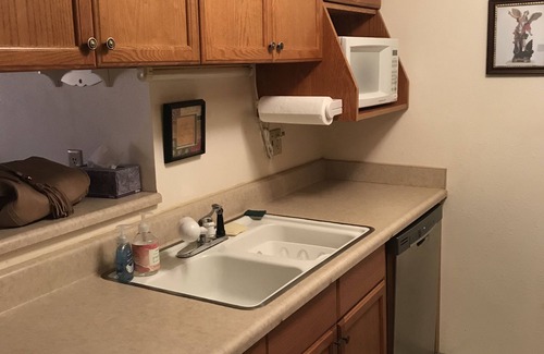 Hunters Village Condo | One bedroom immaculate condo in Paradise Valley area near restaurants and mall.