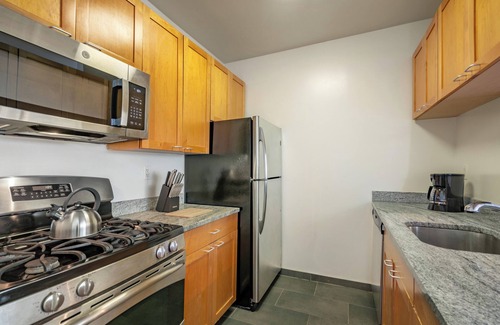 Midtown West Apartment | One Bedroom in Midtown West with Amenities Access