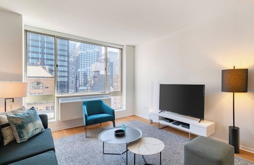 Midtown West Apartment | One Bedroom in Midtown West with Amenities Access