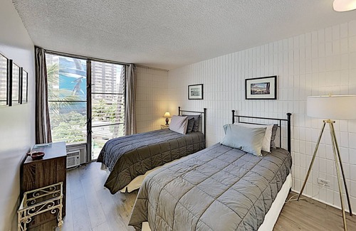 Waikiki Condo | One Bedroom Kalakauan | Full Kitchen | Parking