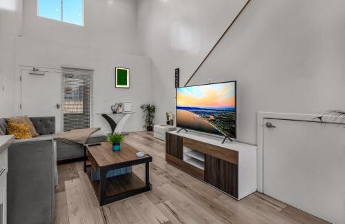 Wilshire Apartment | One-Bedroom Loft Retreat with Modern Kitchen & Central AC in the Heart of Hollywood
