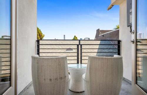 Wilshire Apartment | One-Bedroom Loft Retreat with Modern Kitchen & Central AC in the Heart of Hollywood