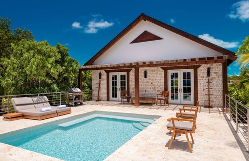 Grace Bay Villa | One Bedroom Luxury Beach Front Villa at Turtle Cove Marina - Free Concierge