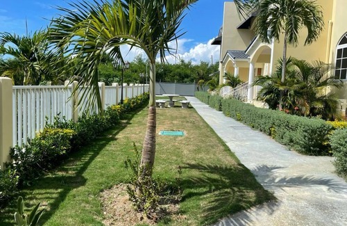 Whitehouse Villa | One Bedroom self contained suite on the beach