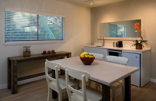 Islamorada Resort | One Bedroom Suite w/2 Queen Beds, Kitchenette, Pool, Free Parking & Pet Friendly