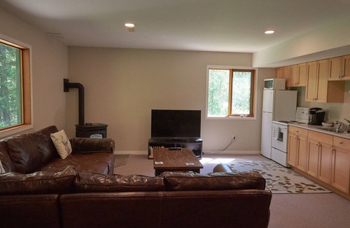 Taghum Apartment | One Bedroom Suite with Hot Tub in Bonnington