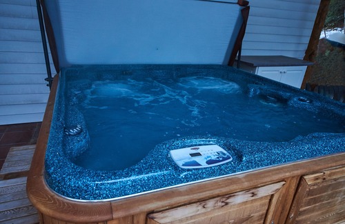 Taghum Apartment | One Bedroom Suite with Hot Tub in Bonnington