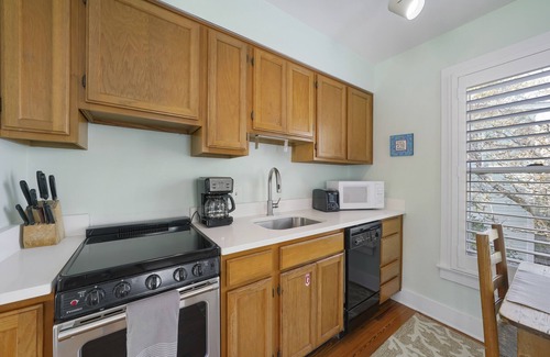 Seaside Cottage | One Bedroom Guest Cottage in Seaside, 8 Houses to Beach + 2 Adult Bikes!