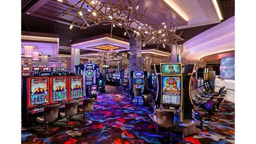 Las Vegas Hotel | One Bedroom with Living Room, Jet Tub & Baths Palms Place StripSuite
